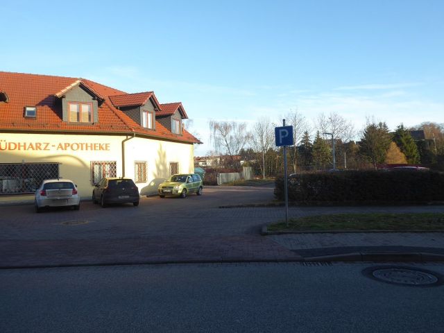 Blick auf Umgebung und Zufahrt aus Südwest - Teilweise vermietetes Mehrfamilienhaus mit Anbauten und Nebengelass in Mansfeld ** Jahresnettomiete ca. € 10.366 **
