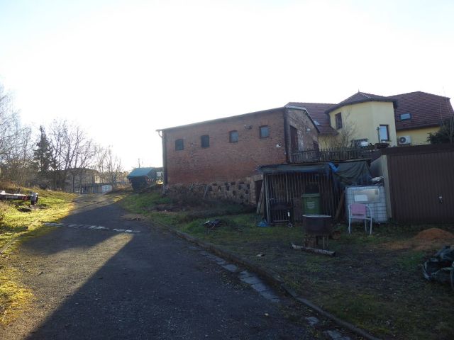 Blick auf Verkaufsgrundstück - Teilweise vermietetes Mehrfamilienhaus mit Anbauten und Nebengelass in Mansfeld ** Jahresnettomiete ca. € 10.366 **