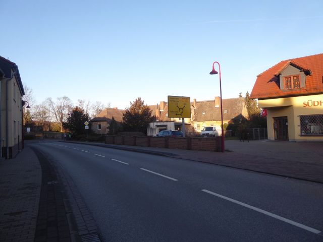Blick auf Umgebung und Zufahrt zu den Stellplätzen im Westen - Teilweise vermietetes Mehrfamilienhaus mit Anbauten und Nebengelass in Mansfeld ** Jahresnettomiete ca. € 10.366 **