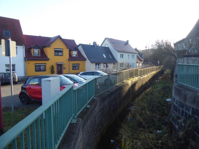 Ansicht Talbachstraße östlich - Teilweise vermietetes Mehrfamilienhaus mit Anbauten und Nebengelass in Mansfeld ** Jahresnettomiete ca. € 10.366 **