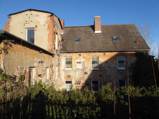Blick auf Verkaufsgegenstand - Teilweise vermietetes Mehrfamilienhaus mit Anbauten und Nebengelass in Mansfeld ** Jahresnettomiete ca. € 10.366 **