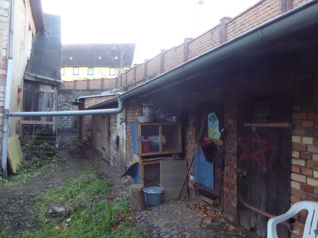 Blick auf Nebengelass Nord - Teilweise vermietetes Mehrfamilienhaus mit Anbauten und Nebengelass in Mansfeld ** Jahresnettomiete ca. € 10.366 **