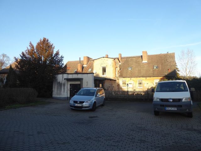 Hauszugang und Stellplätze vor dem Haus - Teilweise vermietetes Mehrfamilienhaus mit Anbauten und Nebengelass in Mansfeld ** Jahresnettomiete ca. € 10.366 **