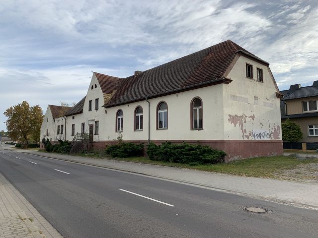 Blick auf den Verkaufsgegenstand - Leerstehendes ehemaliges Gasthaus mit Saal, integrierter Wohnung und separatem Wohnhaus