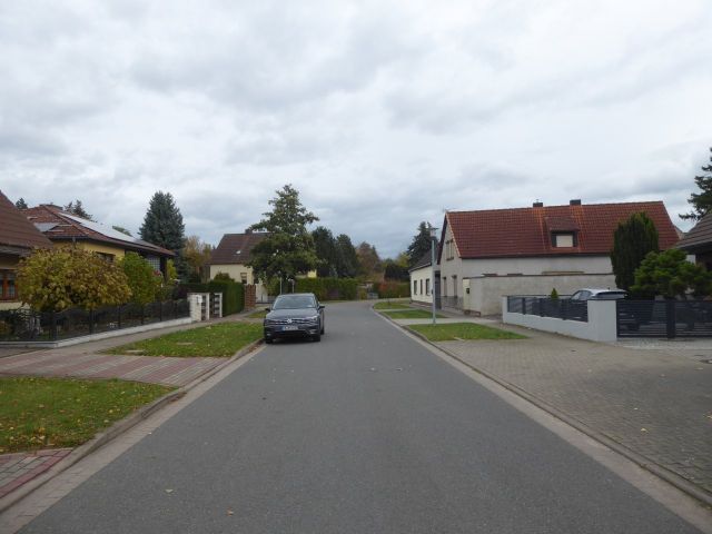 Blick in die Straße - Sanierungsbedürftiges Einfamilienhaus mit abgängiger Scheune **leerstehend**