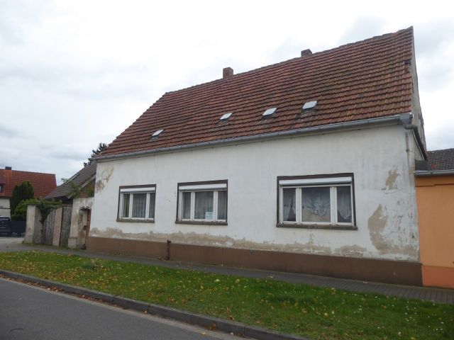 Verkaufsgegenstand - Sanierungsbedürftiges Einfamilienhaus mit abgängiger Scheune **leerstehend**