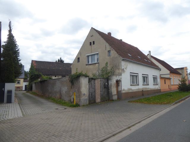 Lage des Verkaufsgegenstandes - Sanierungsbedürftiges Einfamilienhaus mit abgängiger Scheune **leerstehend**