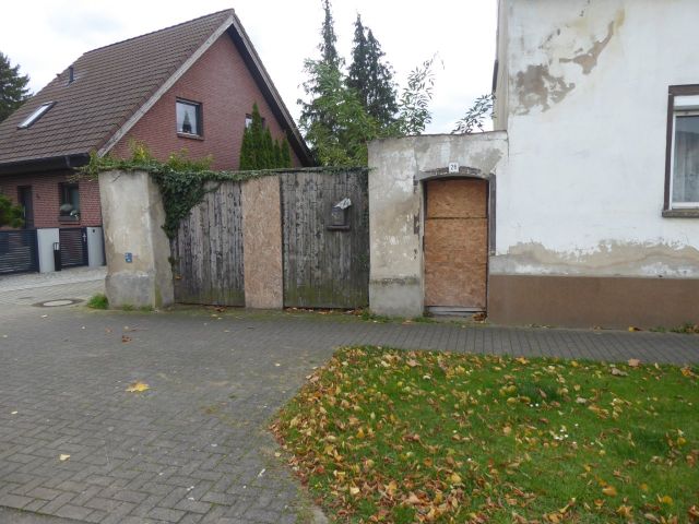 Grundstückszugang - Sanierungsbedürftiges Einfamilienhaus mit abgängiger Scheune **leerstehend**