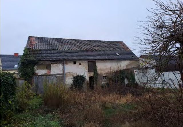 Hofseitige Scheune - Sanierungsbedürftiges Einfamilienhaus mit abgängiger Scheune **leerstehend**