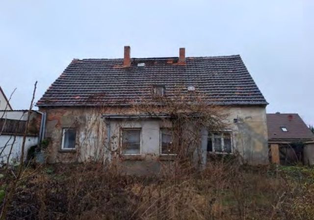 Rückseite des Verkaufsgegenstandes - Sanierungsbedürftiges Einfamilienhaus mit abgängiger Scheune **leerstehend**