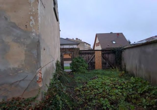 Zufahrtsbereich - Sanierungsbedürftiges Einfamilienhaus mit abgängiger Scheune **leerstehend**