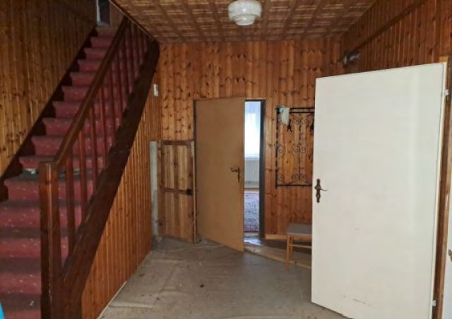 Flurbereich mit Treppe zum OG - Sanierungsbedürftiges Einfamilienhaus mit abgängiger Scheune **leerstehend**