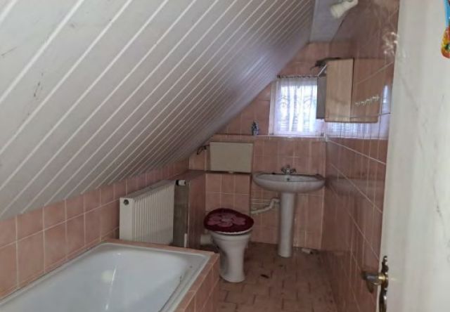 Bad im OG - Sanierungsbedürftiges Einfamilienhaus mit abgängiger Scheune **leerstehend**