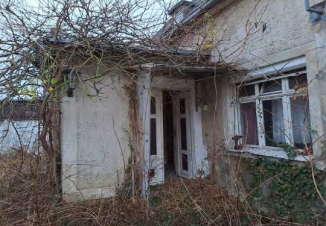 Zugang zum Haupthaus - Sanierungsbedürftiges Einfamilienhaus mit abgängiger Scheune **leerstehend**