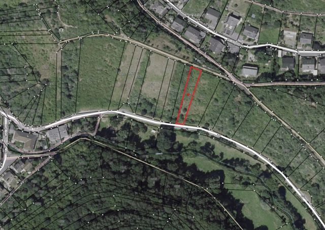 Umgebungsskizze - Naturbelassene Fläche in Hanglage unterhalb von Wohnbebauungen