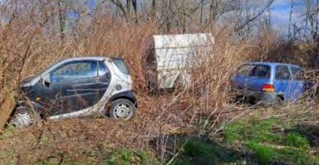 Müllablagerung - Smart und Nissan - Ruinöse ehemalige Hofstelle **vertragsfrei**