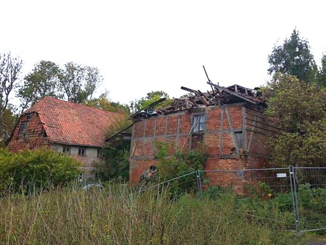 Blick auf den Verkaufsgegenstand - aktueller Zustand (Aufnahme 07.10.25) - Ruinöse ehemalige Hofstelle **vertragsfrei**