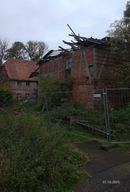 Blick auf den Verkaufsgegenstand - aktueller Zustand (Aufnahme 07.10.25) - Ruinöse ehemalige Hofstelle **vertragsfrei**