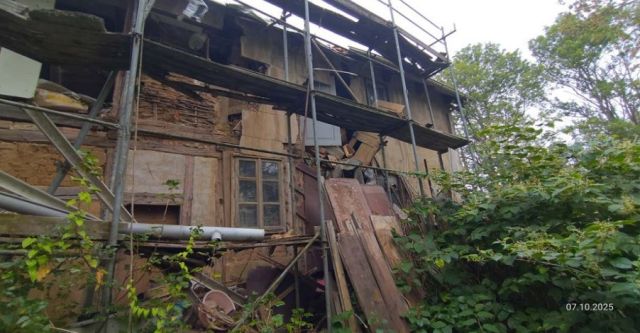 Blick auf den Verkaufsgegenstand - aktueller Zustand (Aufnahme 07.10.25) - Ruinöse ehemalige Hofstelle **vertragsfrei**