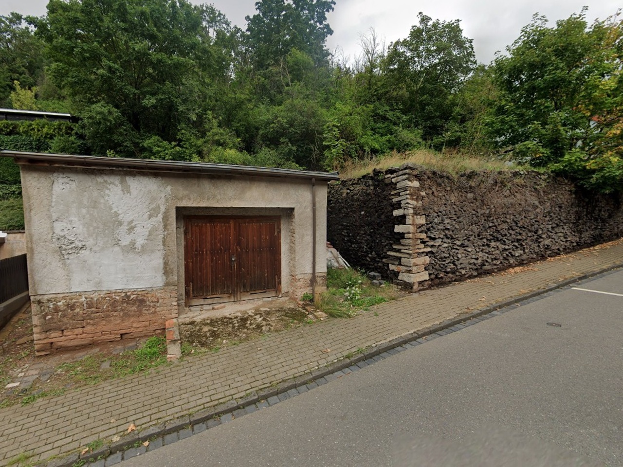 Vertragsfreies Grundstück mit Garage und Gebäuderesten innerhalb einer Wohnsiedlung **im östlichen Harzvorland**