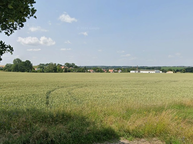 Schmaler Acker-/Landwirtschaftsstreifen im Landkreis Mittelsachsen