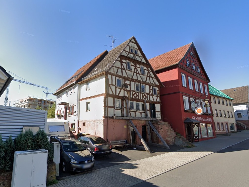 Leerstehendes Wohnhaus in zentraler Lage