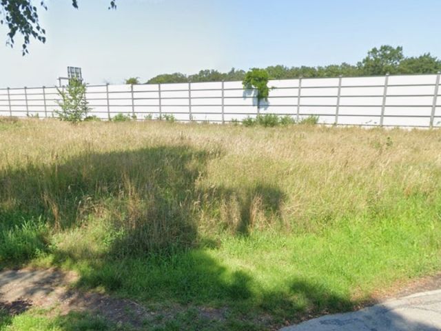 Blick auf Verkaufsflurstück 75/6 und Umgebung - Vertragsfreie Grünfläche neben einem Wohngebiet und nahe der Serways Raststätte Lehrter See Süd sowie kleine Restfläche