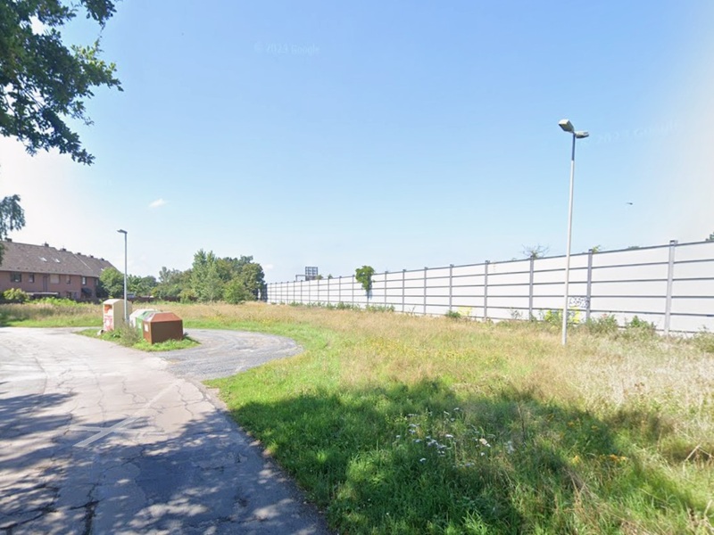 Vertragsfreie Grünfläche neben einem Wohngebiet und nahe der Serways Raststätte Lehrter See Süd sowie kleine Restfläche