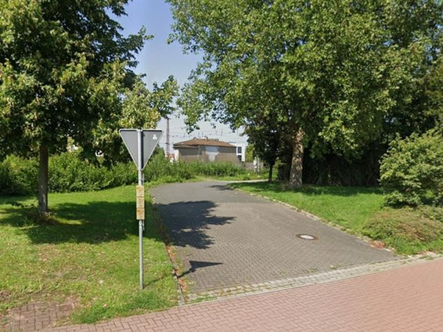 Blick auf den Weg im Fremdeigentum und die Umgebung von Flurstück 54/3 - Vertragsfreie Grünfläche neben einem Wohngebiet und nahe der Serways Raststätte Lehrter See Süd sowie kleine Restfläche