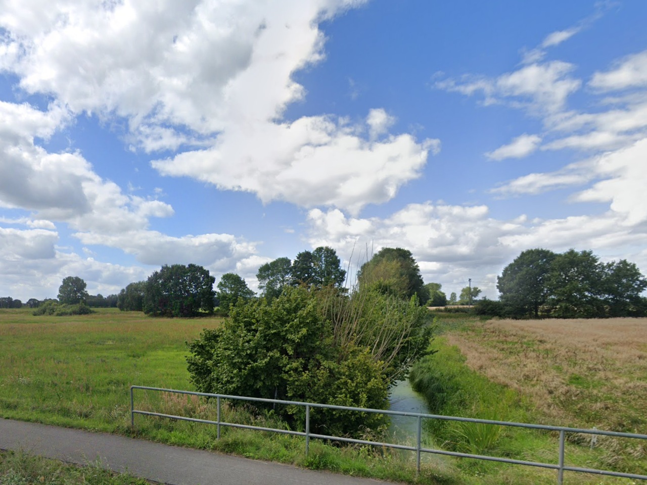 Über 2 Hektar Splitterflächen (Landwirtschaftsflächen und teilweise Ödland, Wege- und Grabenflächen) **überwiegend verpachtet**