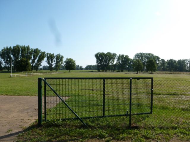 Blick auf Verkaufsobjekt und Umgebung - Bis 30.09.2027 verpachtete Grünland-/Landwirtschaftsflächen neben dem Reit- und Festplatz Stölln im Landkreises Havelland