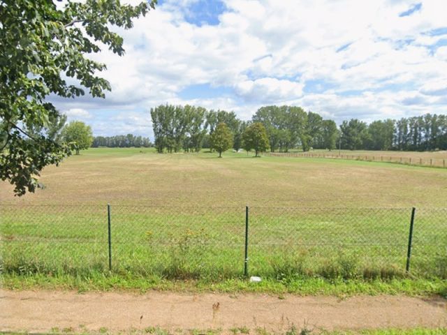 Blick auf Verkaufsgegenstand und Umgebung - Bis 30.09.2027 verpachtete Grünland-/Landwirtschaftsflächen neben dem Reit- und Festplatz Stölln im Landkreises Havelland