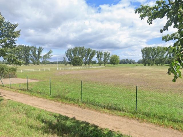 Blick auf Verkaufsgegenstand und Umgebung - Bis 30.09.2027 verpachtete Grünland-/Landwirtschaftsflächen neben dem Reit- und Festplatz Stölln im Landkreises Havelland