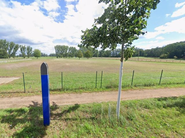 Blick auf Verkaufsgegenstand und Umgebung - Bis 30.09.2027 verpachtete Grünland-/Landwirtschaftsflächen neben dem Reit- und Festplatz Stölln im Landkreises Havelland
