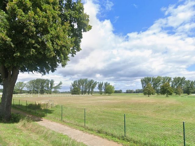 Blick auf Verkaufsgegenstand und Umgebung - Bis 30.09.2027 verpachtete Grünland-/Landwirtschaftsflächen neben dem Reit- und Festplatz Stölln im Landkreises Havelland