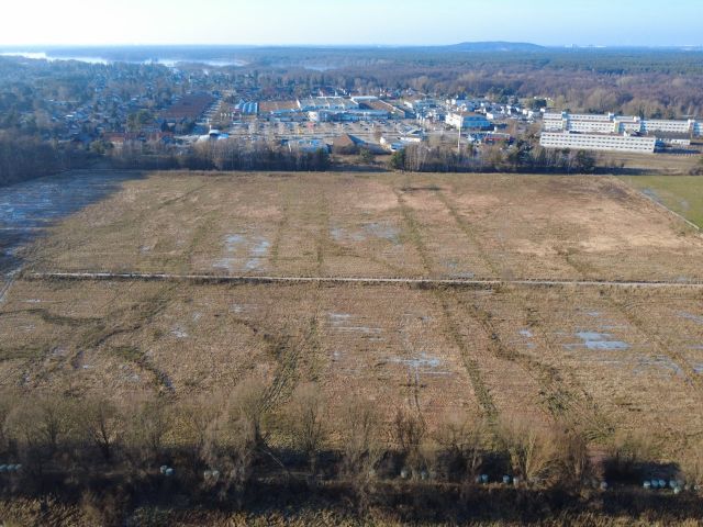 Blick auf Verkaufsfläche und Umgebung - Bis 31.12.2027 verpachtete Landwirtschaftsfläche hinter dem Einkaufszentrum ´Müggelpark Gosen´ an der Berliner Stadtgrenze