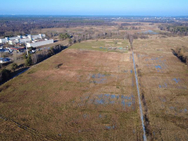 Blick auf Verkaufsfläche und Umgebung - Bis 31.12.2027 verpachtete Landwirtschaftsfläche hinter dem Einkaufszentrum ´Müggelpark Gosen´ an der Berliner Stadtgrenze
