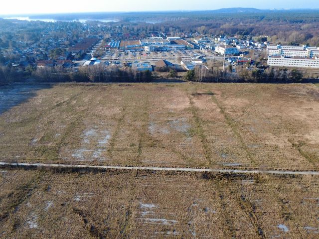 Blick auf Verkaufsfläche und Umgebung - Bis 31.12.2027 verpachtete Landwirtschaftsfläche hinter dem Einkaufszentrum ´Müggelpark Gosen´ an der Berliner Stadtgrenze