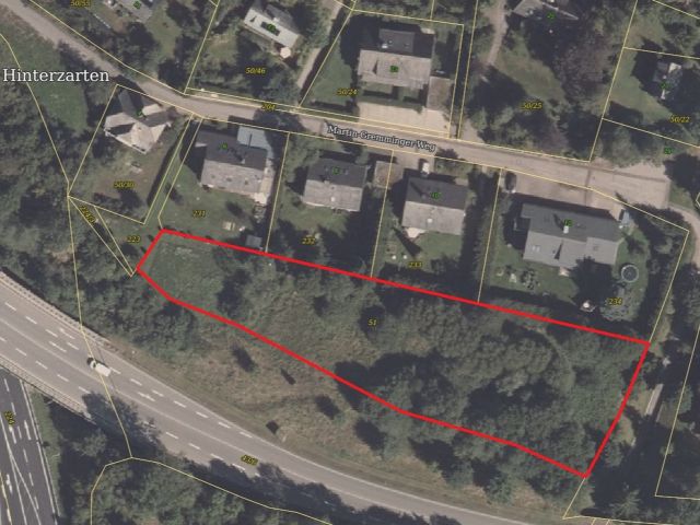 Lageskizze mit Luftbildunterlegung - Grundstück im Kurort Hinterzarten im Schwarzwald ca. 27 km von Freiburg (Breisgau) entfernt *vertragsfreie Grünfläche*