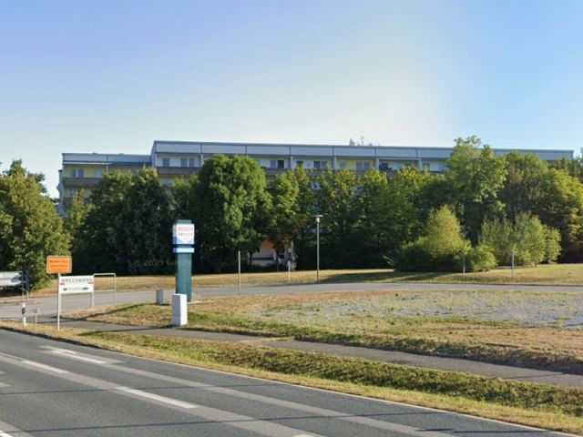 Blick auf Verkaufsfläche und Umgebung - Vertragsfreie mit Gehölzen und Sträuchern bewachsene Grünfläche zwischen einem Wohn- und Gewerbegebiet in der Oberlausitz