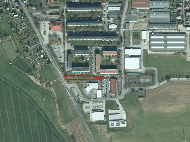 Umgebungsskizze - Vertragsfreie mit Gehölzen und Sträuchern bewachsene Grünfläche zwischen einem Wohn- und Gewerbegebiet in der Oberlausitz