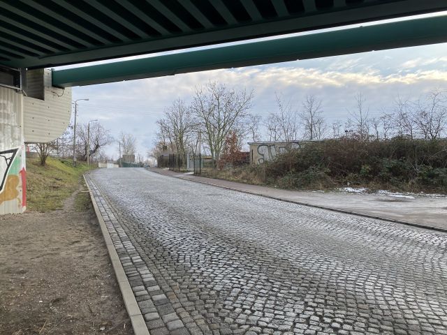 Blick Kaiserslauterer Straße - Grundstück in Halle/Saale - teilweise als Hausgarten genutzt und teilweise Brach- und Wegfläche