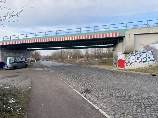 Blick Kaiserslauterer Straße - Grundstück in Halle/Saale - teilweise als Hausgarten genutzt und teilweise Brach- und Wegfläche