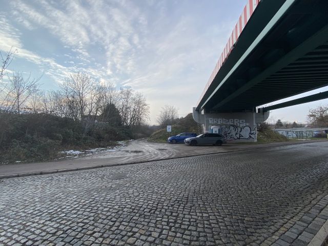 Blick auf die Zuwegung von der Kaiserslauterer Straße - Grundstück in Halle/Saale - teilweise als Hausgarten genutzt und teilweise Brach- und Wegfläche