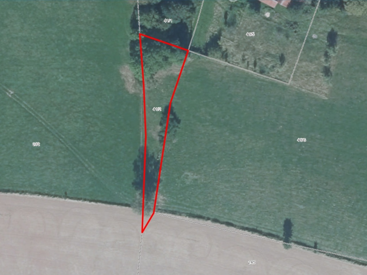 Grünland mit vereinzelten Bäumen nahe der A 4 ´Hohenstein-Ernstthal´