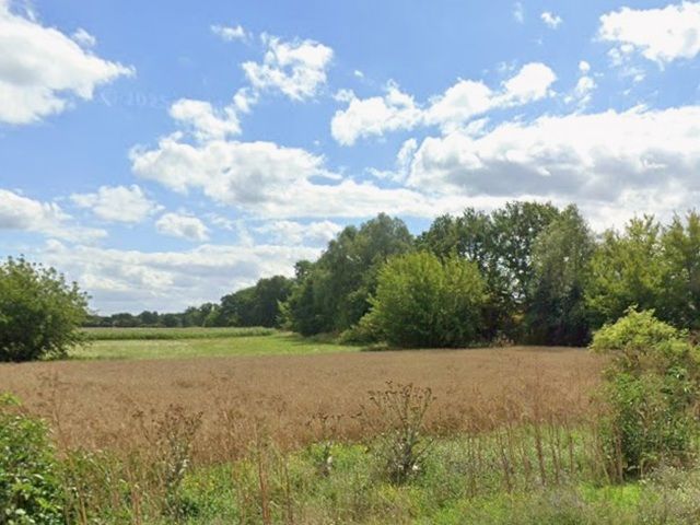 Blick von der B102 auf Verkaufsgegenstand und Umgebung - Bis 30.09.2028 verpachtete Fläche hinter gewerblich genutzten Grundstücken