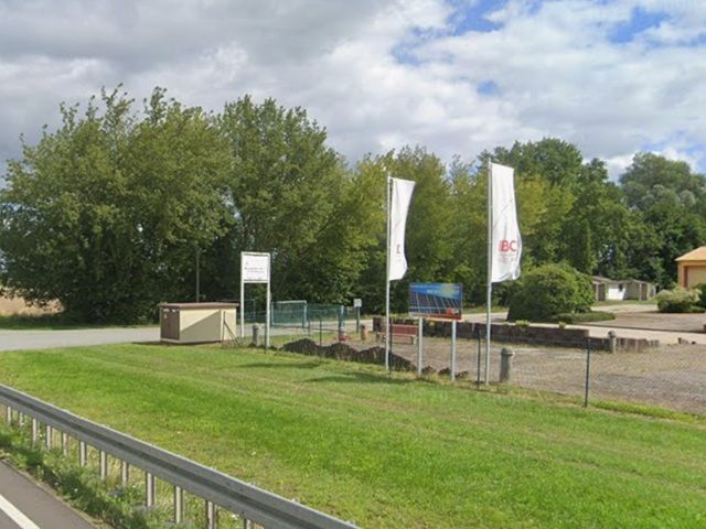 Blick von der B102 über angrenzendes Gewerbegebiet Richtung Verkaufsgegenstand - Bis 30.09.2028 verpachtete Fläche hinter gewerblich genutzten Grundstücken