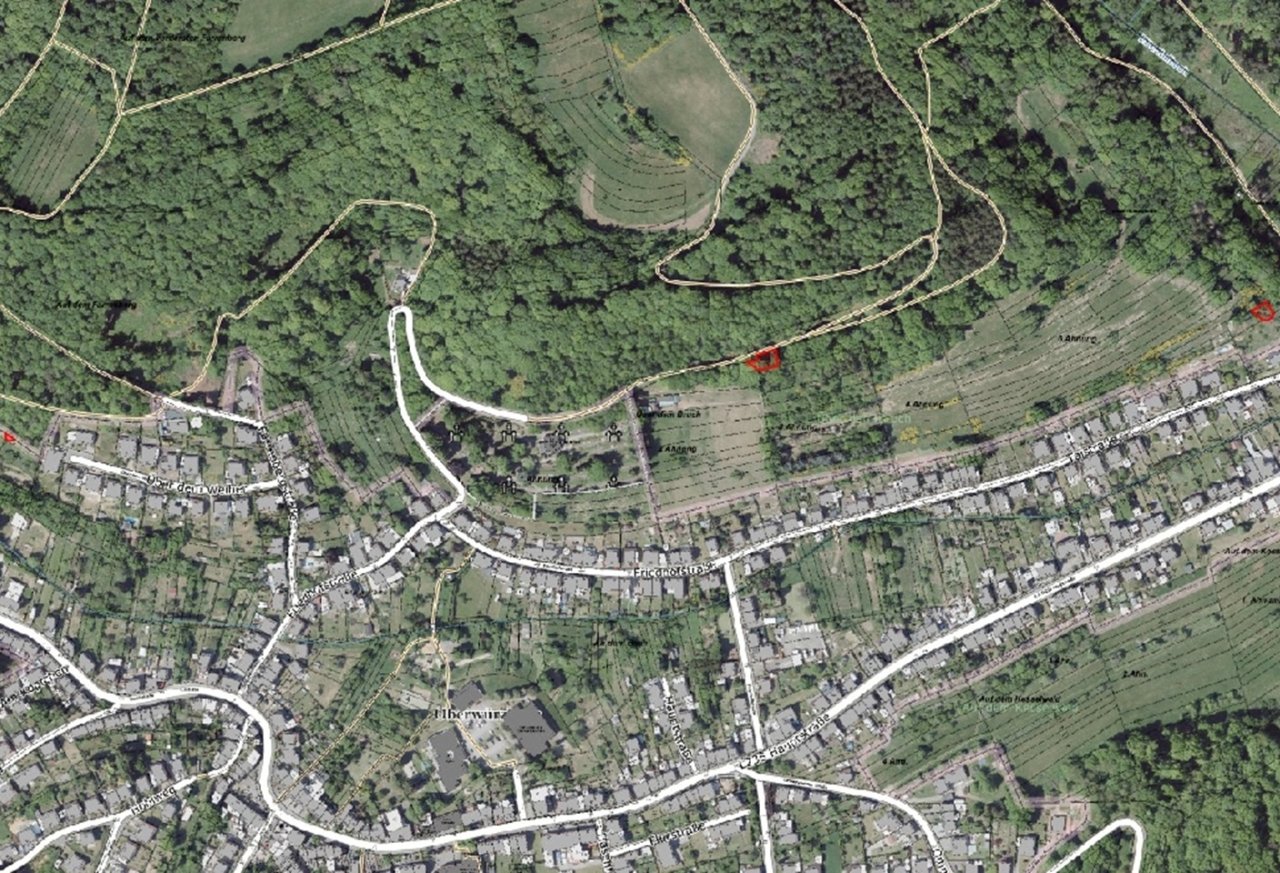 Teile der ehemaligen Westwallbunkeranlage **etwa 16 km von Saarbrücken und der französischen Landesgrenze entfernt**