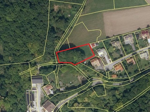 Lageskizze mit Luftbildunterlegung - Vertragsfreies Grundstück am Waldrand und hinter Wohnhäusern **ca. 46 km von der Regensburger Innenstadt entfernt**