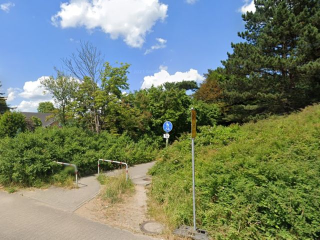 Umgebung mit nahegelegenem Fuß- und Radweg - 2 Splitterflächen hinter einem Wohnhaus ++nahe der Elbbrücke und ca. 6 km von der Hamburger Stadtgrenze entfernt++